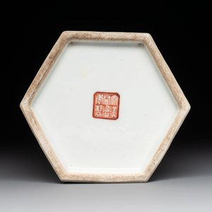 A Chinese famille rose hexagonal hat stand with narrative design, Tongzhi mark and of the period — photo 7