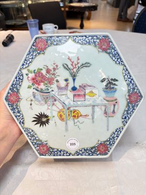 A Chinese famille rose hexagonal stand with antiquities, Yongzheng/Qianlong — photo 1