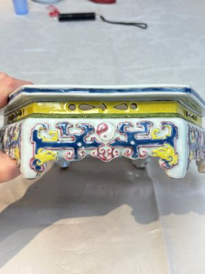 A Chinese famille rose hexagonal stand with antiquities, Yongzheng/Qianlong — photo 7
