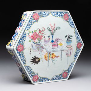 A Chinese famille rose hexagonal stand with antiquities, Yongzheng/Qianlong — photo 1