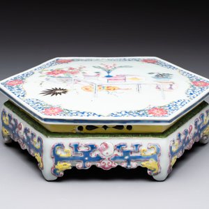 A Chinese famille rose hexagonal stand with antiquities, Yongzheng/Qianlong — photo 2