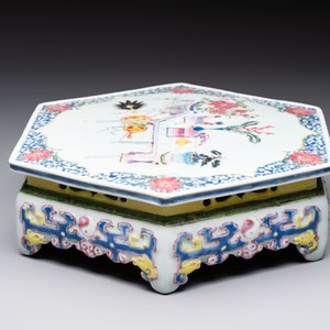 A Chinese famille rose hexagonal stand with antiquities, Yongzheng/Qianlong — photo 3