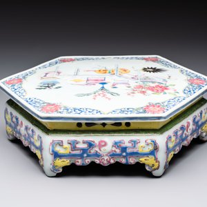 A Chinese famille rose hexagonal stand with antiquities, Yongzheng/Qianlong — photo 4