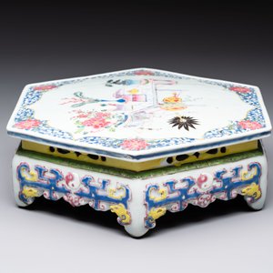A Chinese famille rose hexagonal stand with antiquities, Yongzheng/Qianlong — photo 5