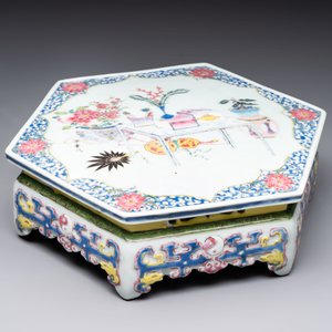 A Chinese famille rose hexagonal stand with antiquities, Yongzheng/Qianlong — photo 6