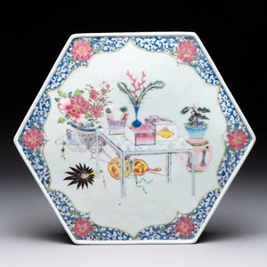 A Chinese famille rose hexagonal stand with antiquities, Yongzheng/Qianlong — photo 7