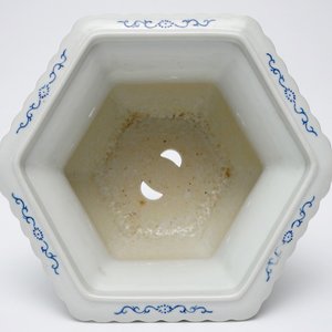 A Chinese famille rose hexagonal "Wu Shuang Pu" jardiniere, 20th C. — 照片 9