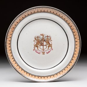 A Chinese famille rose 'Honourable British East India Company' armorial plate, Jiaqing, ca. 1800 — photo 1