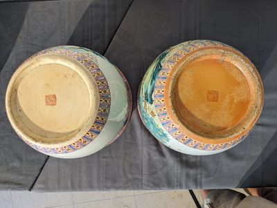 A Chinese famille rose 'hu' vase and a pair of fish bowls, 20th C. — 照片 6