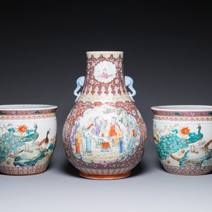 A Chinese famille rose 'hu' vase and a pair of fish bowls, 20th C. — 照片 1