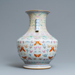 A Chinese famille rose 'hu' vase with butterflies, Qianlong merk, 20th C. — photo 2