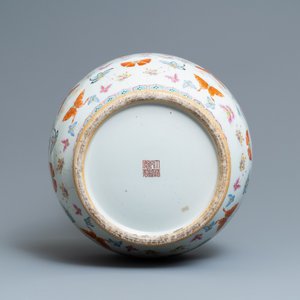 A Chinese famille rose 'hu' vase with butterflies, Qianlong merk, 20th C. — photo 6
