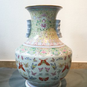 A Chinese famille rose 'hu' vase with butterflies, Qianlong merk, 20th C. — photo 10
