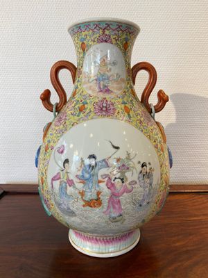 A Chinese famille rose 'hu' vase with 'eight immortals' design, Qianlong mark, Republic — photo 3