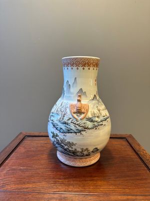 A Chinese famille rose 'hu' vase with mountainous landscape, signed Wang Xiaoting 汪小亭, dated 1943 — 照片 2