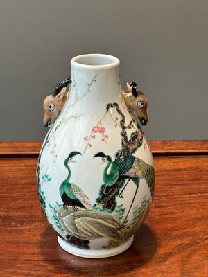 A Chinese famille rose 'hu' vase with peacocks, Yongzheng mark, 19th C. — 照片 1