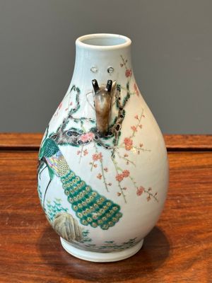 A Chinese famille rose 'hu' vase with peacocks, Yongzheng mark, 19th C. — 照片 2