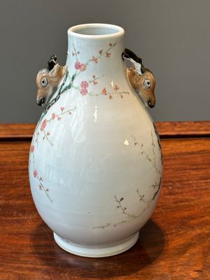 A Chinese famille rose 'hu' vase with peacocks, Yongzheng mark, 19th C. — 照片 3