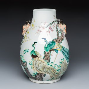 A Chinese famille rose 'Hu' vase with peacocks — foto 1