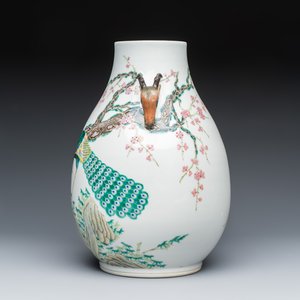A Chinese famille rose 'Hu' vase with peacocks — foto 3
