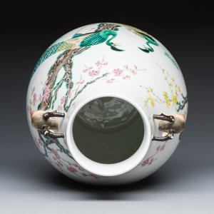 A Chinese famille rose 'Hu' vase with peacocks — foto 6