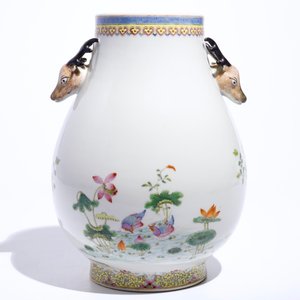 A Chinese famille rose hu vase with phoenixes and deer head handles, Qianlong mark, 19/20th C. — photo 3
