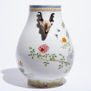 A Chinese famille rose hu vase with phoenixes and deer head handles, Qianlong mark, 19/20th C. — photo 4