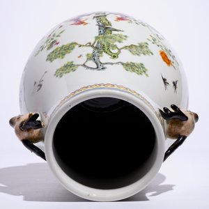 A Chinese famille rose hu vase with phoenixes and deer head handles, Qianlong mark, 19/20th C. — photo 5
