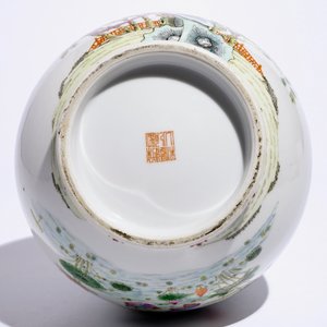 A Chinese famille rose hu vase with phoenixes and deer head handles, Qianlong mark, 19/20th C. — photo 6