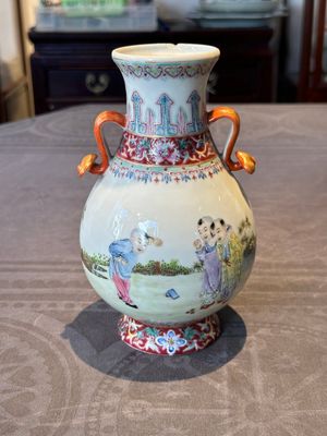 A Chinese famille rose 'hu' vase with playing boys, Qianlong mark, 20th C. — foto 1