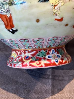 A Chinese famille rose 'hu' vase with playing boys, Qianlong mark, 20th C. — foto 11