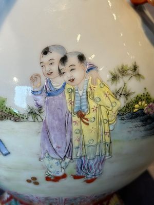 A Chinese famille rose 'hu' vase with playing boys, Qianlong mark, 20th C. — foto 12