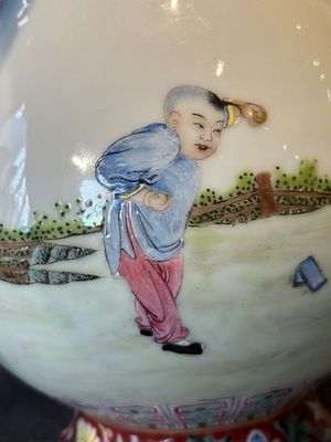 A Chinese famille rose 'hu' vase with playing boys, Qianlong mark, 20th C. — foto 13