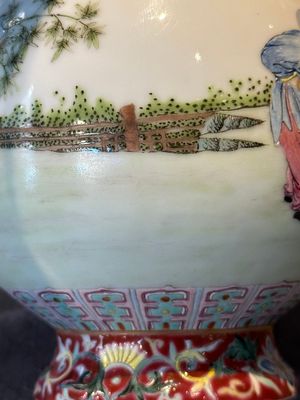 A Chinese famille rose 'hu' vase with playing boys, Qianlong mark, 20th C. — foto 14