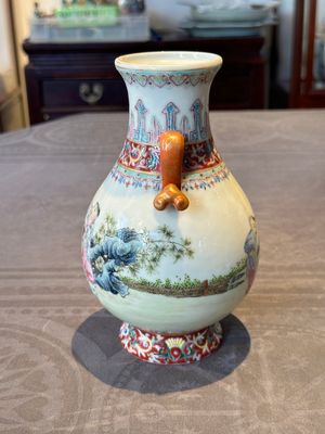 A Chinese famille rose 'hu' vase with playing boys, Qianlong mark, 20th C. — foto 2