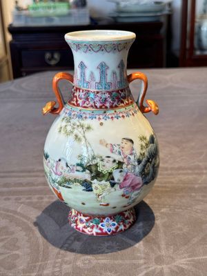 A Chinese famille rose 'hu' vase with playing boys, Qianlong mark, 20th C. — foto 3