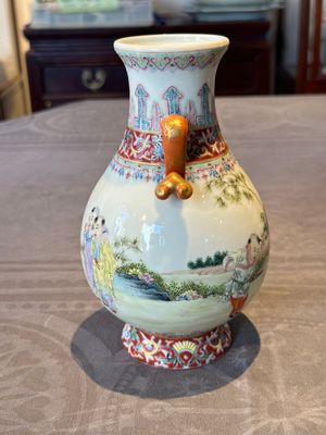 A Chinese famille rose 'hu' vase with playing boys, Qianlong mark, 20th C. — foto 4