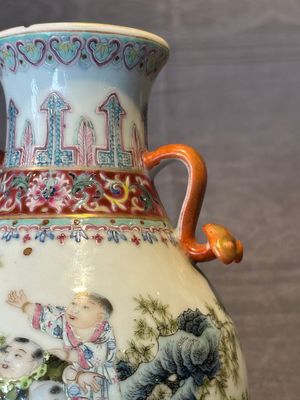A Chinese famille rose 'hu' vase with playing boys, Qianlong mark, 20th C. — foto 6
