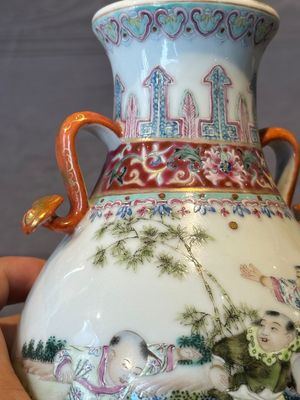 A Chinese famille rose 'hu' vase with playing boys, Qianlong mark, 20th C. — foto 7