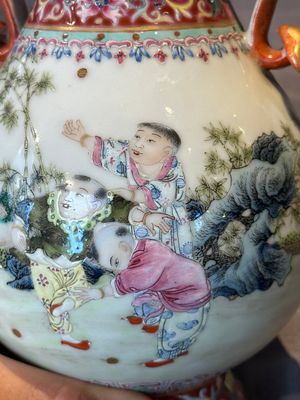 A Chinese famille rose 'hu' vase with playing boys, Qianlong mark, 20th C. — foto 8