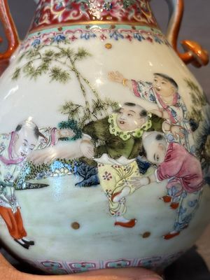 A Chinese famille rose 'hu' vase with playing boys, Qianlong mark, 20th C. — foto 9