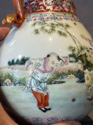 A Chinese famille rose 'hu' vase with playing boys, Qianlong mark, 20th C. — foto 10