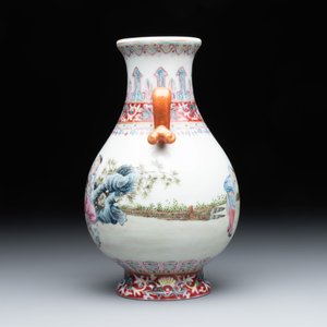 A Chinese famille rose 'hu' vase with playing boys, Qianlong mark, 20th C. — foto 2
