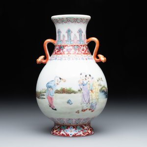 A Chinese famille rose 'hu' vase with playing boys, Qianlong mark, 20th C. — foto 3