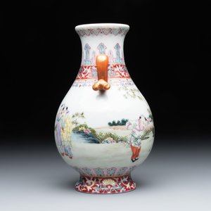 A Chinese famille rose 'hu' vase with playing boys, Qianlong mark, 20th C. — foto 4