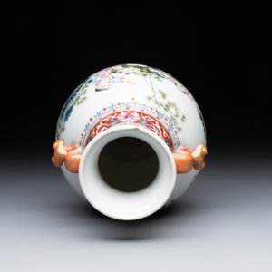 A Chinese famille rose 'hu' vase with playing boys, Qianlong mark, 20th C. — foto 5