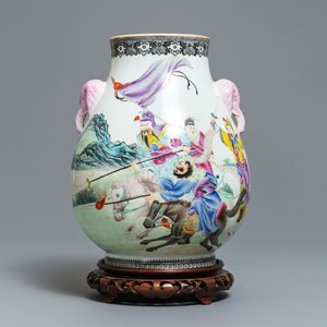 A Chinese famille rose hu vase with warriors on horseback, Qianlong mark, Republic, 20th C. — photo 1