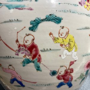 A Chinese famille rose 'hundred boys' jar, Yongzheng — 照片 14