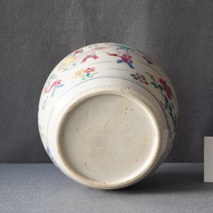 A Chinese famille rose 'hundred boys' jar, Yongzheng — 照片 10