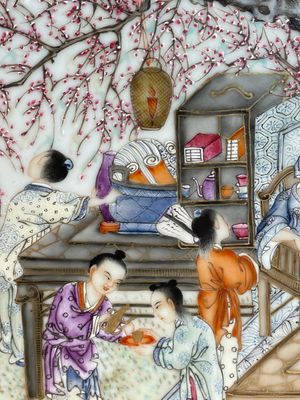 A Chinese famille rose 'hundred boys' plaque, Qianlong mark, 20th C. — foto 2
